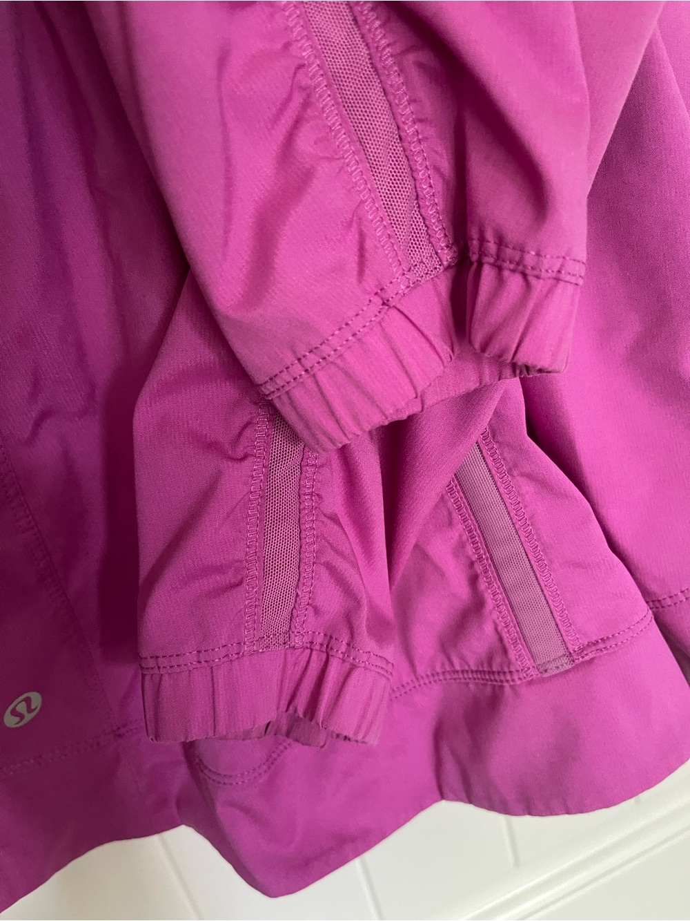 Lightweight Lululemon Women's Hooded Running Jacket in Ultra Violet - Picture 8 of 13